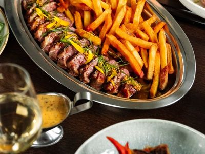 Barge at the foot of the Eiffel Tower
