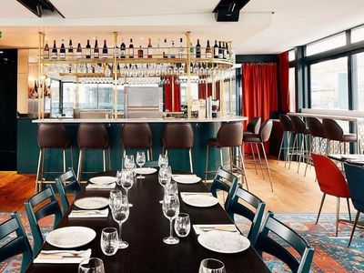 Barge at the foot of the Eiffel Tower