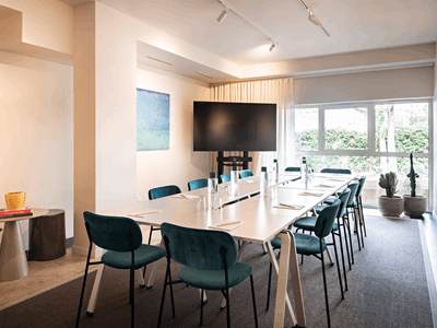 A green setting of nearly 1400m², on the outskirts of Paris