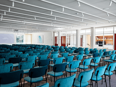 A green setting of nearly 1400m², on the outskirts of Paris