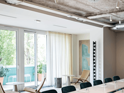 A green setting of nearly 1400m², on the outskirts of Paris