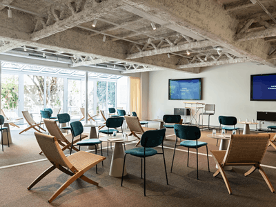 A green setting of nearly 1400m², on the outskirts of Paris