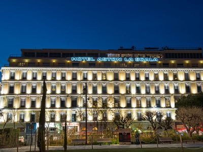 Large lounge and seminar rooms with beautiful Nice city views