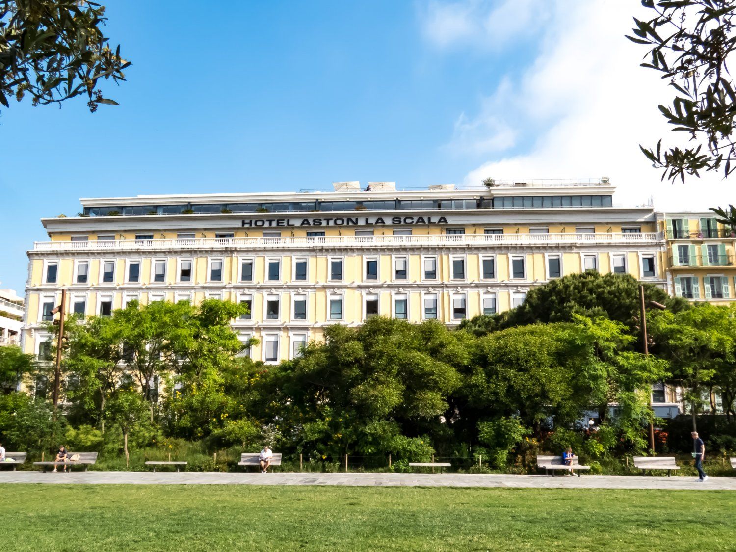 Large lounge and seminar rooms with beautiful Nice city views