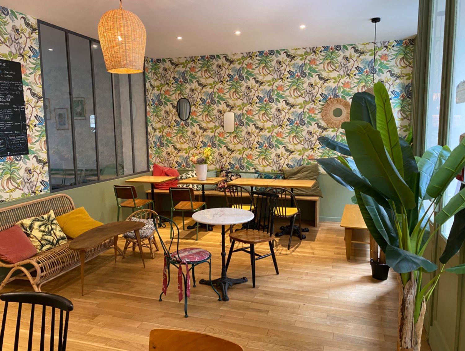 Cozy Coffee Shop with 30 seats near the Abbesses