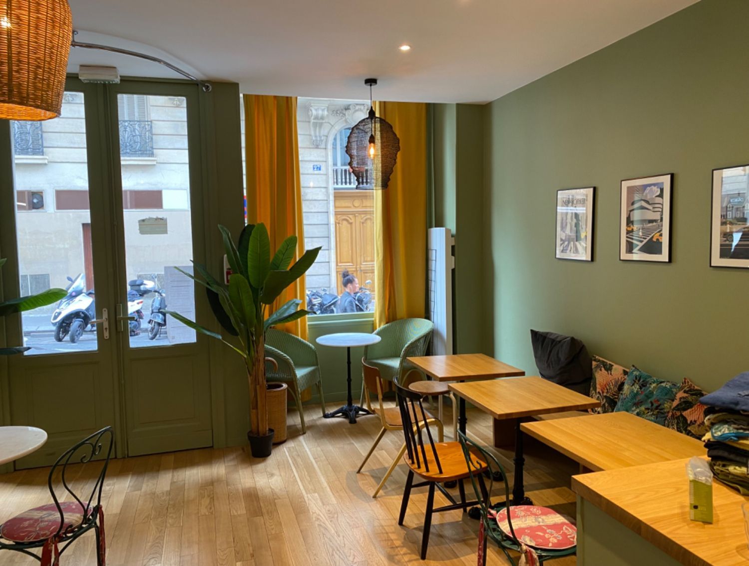 Cozy Coffee Shop with 30 seats near the Abbesses