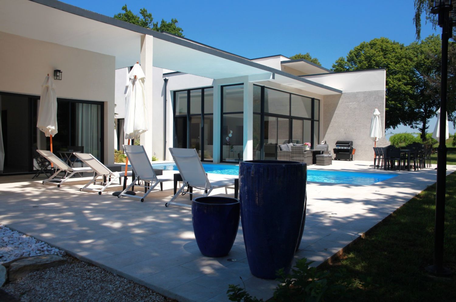 Luxueuse villa moderne dans un domaine viticole