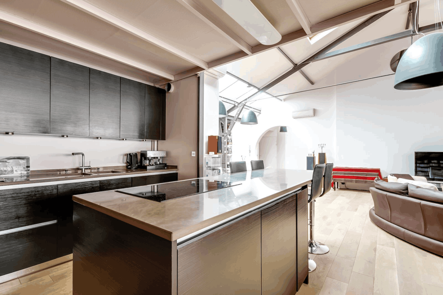 Loft Parisien avec Structure Eiffel et Ambiance "Comme à la Maison"