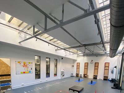 Espace Événementiel Polyvalent de 300m² à Paris avec Lumière Naturelle et Hauts Plafonds