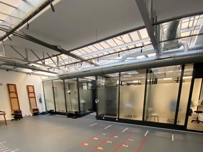 Espace Événementiel Polyvalent de 300m² à Paris avec Lumière Naturelle et Hauts Plafonds