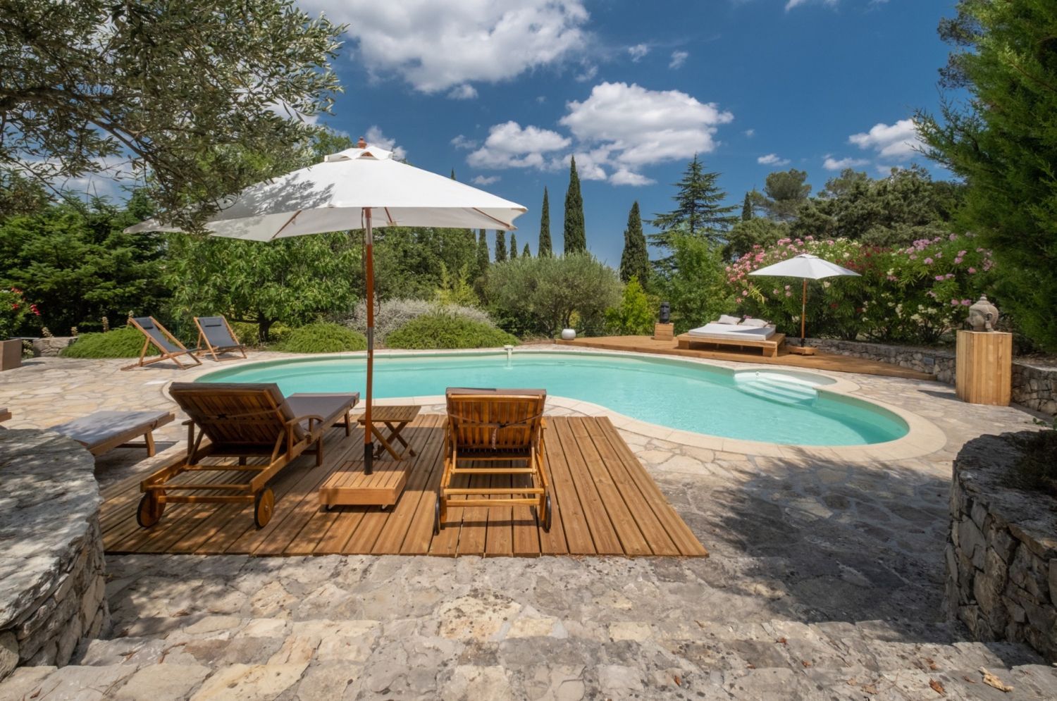 300 m² building and 5 gîtes with swimming pool in the heart of nature