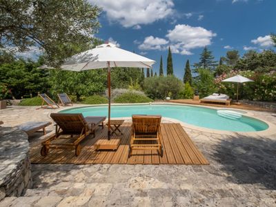 300 m² building and 5 gîtes with swimming pool in the heart of nature