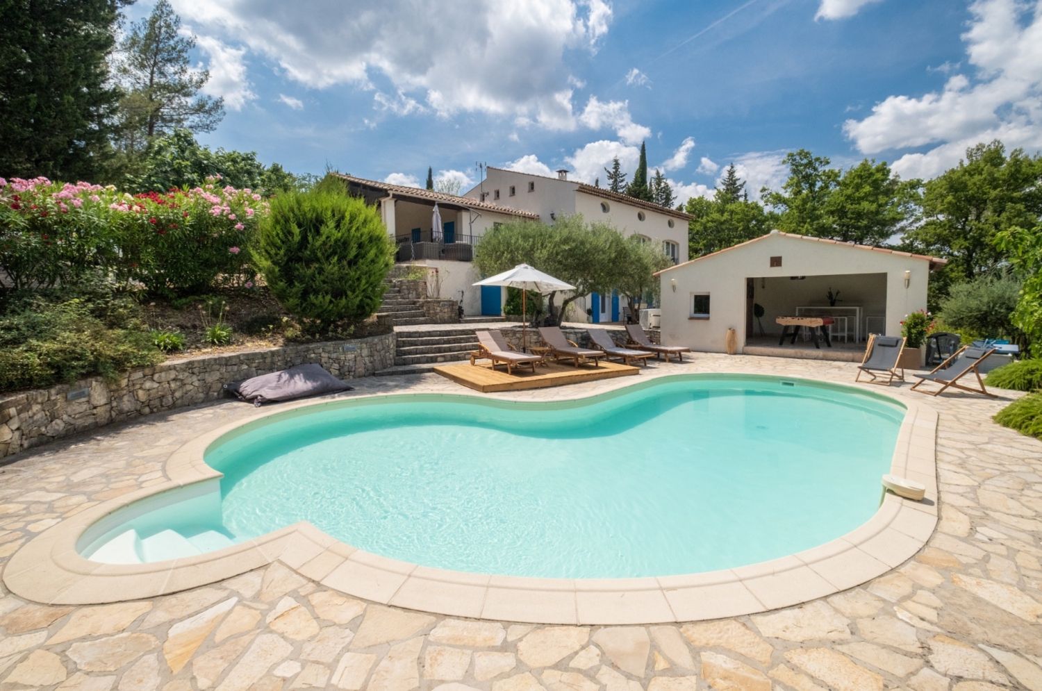 300 m² building and 5 gîtes with swimming pool in the heart of nature
