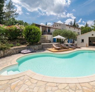 300 m² building and 5 gîtes with swimming pool in the heart of nature