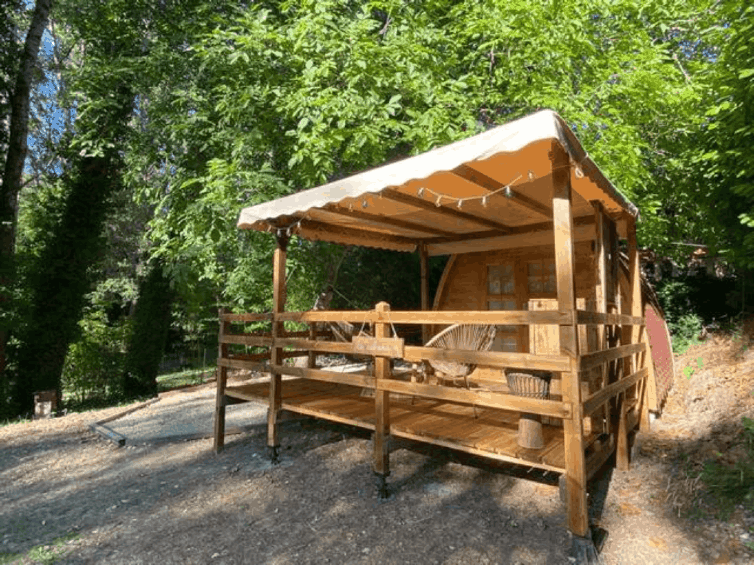 Propriété atypique piscine, zone jardin