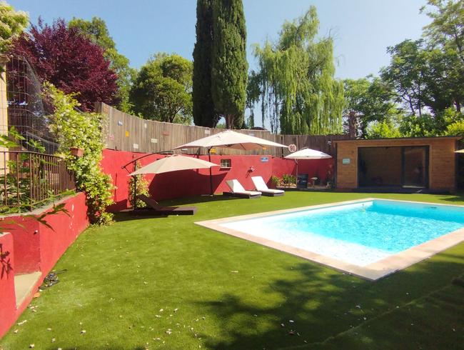 Propriété atypique piscine, zone jardin