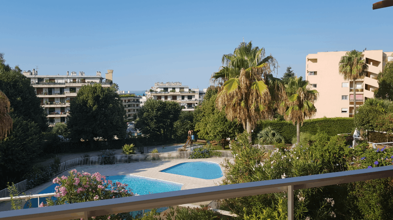 60 m² terrace with pool and sea view