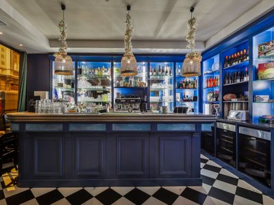 Bar à Cocktails Élégant & Espace Événementiel à Paris pour Soirées d'Entreprise