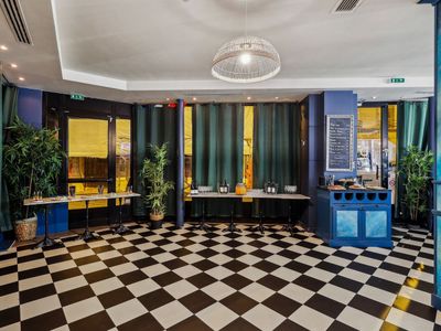 Bar à Cocktails Élégant & Espace Événementiel à Paris pour Soirées d'Entreprise