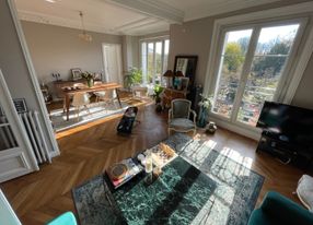 Plush apartment with a view of a green park and Paris