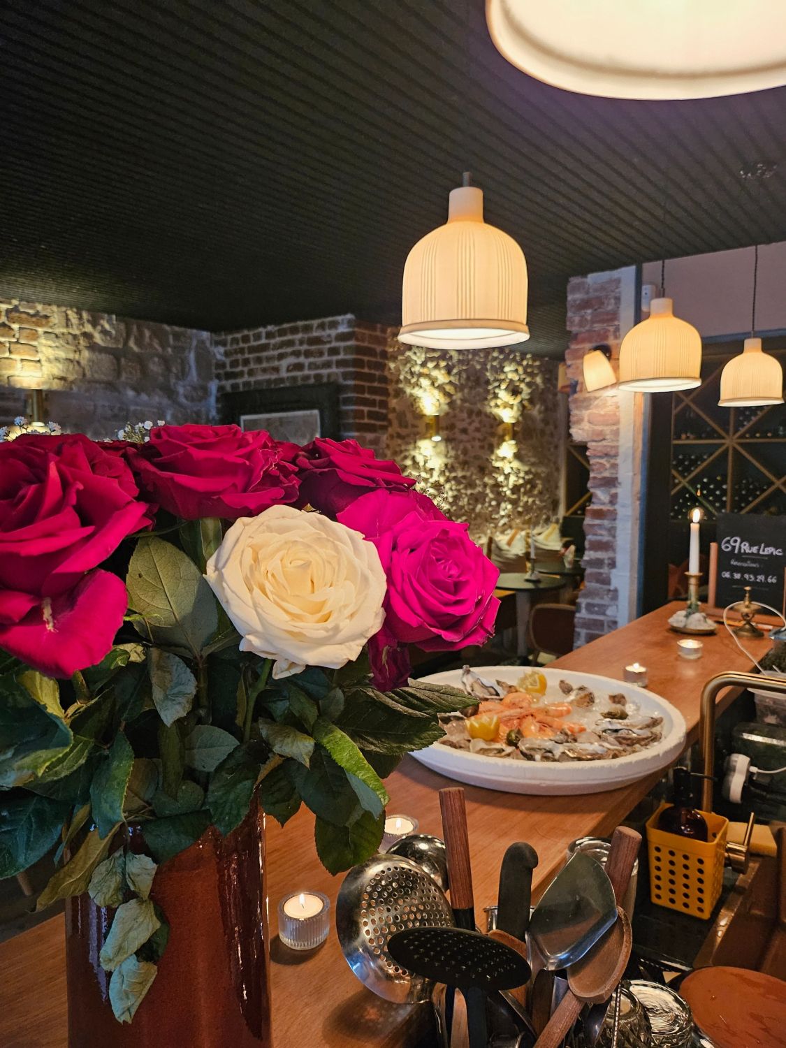Stylish Montmartre Bar: Jazz, Cuisine & Events in Paris