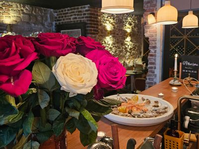 Stylish Montmartre Bar: Jazz, Cuisine & Events in Paris