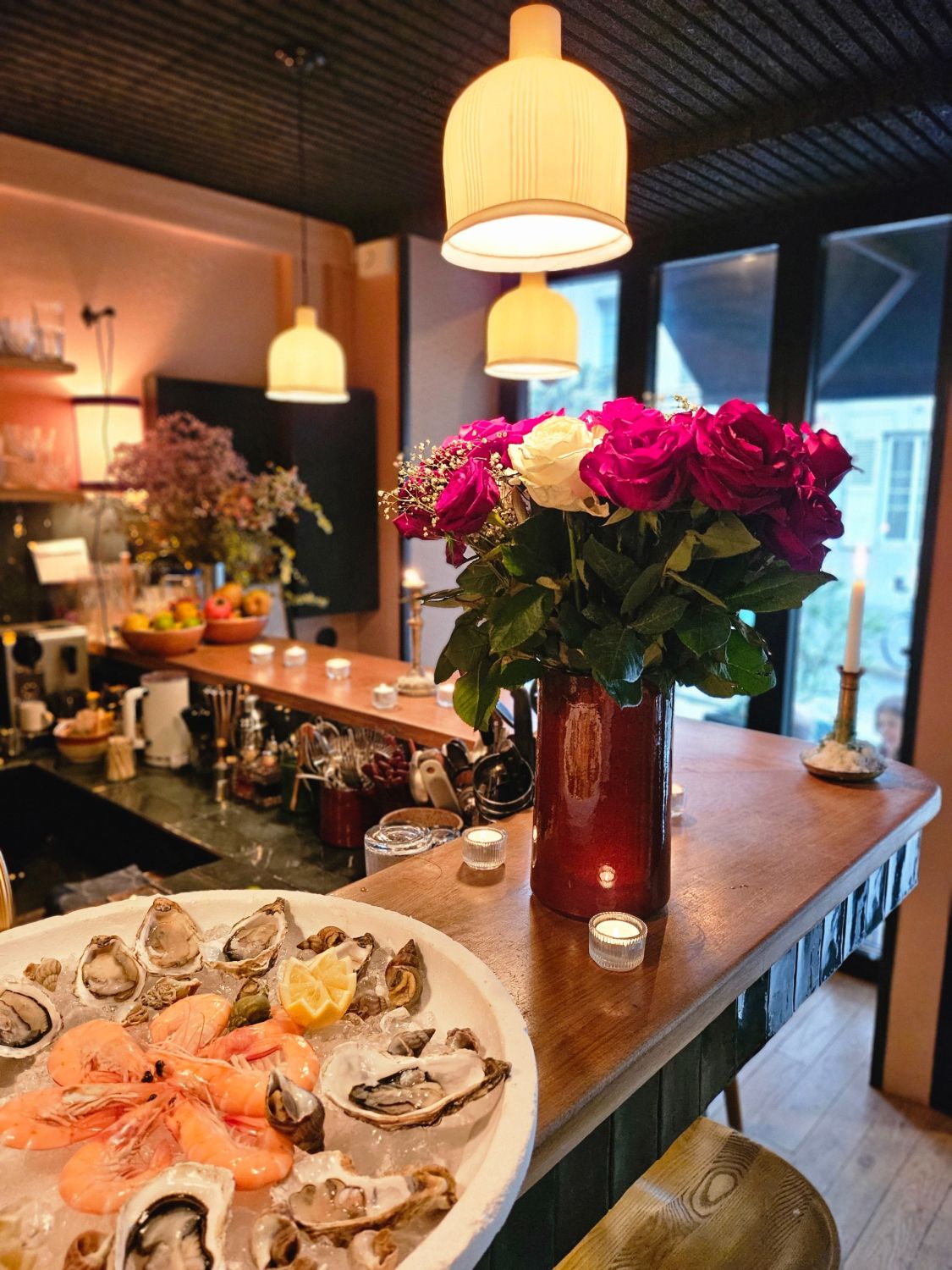 Stylish Montmartre Bar: Jazz, Cuisine & Events in Paris