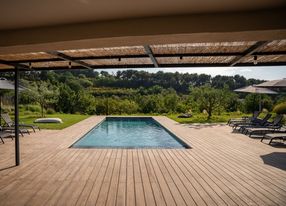 Provençal farmhouse in the middle of the vineyards