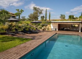 Provençal farmhouse in the middle of the vineyards