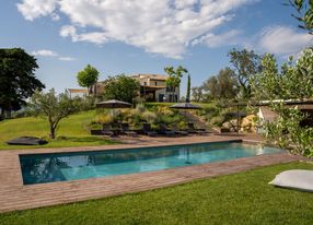 Provençal farmhouse in the middle of the vineyards