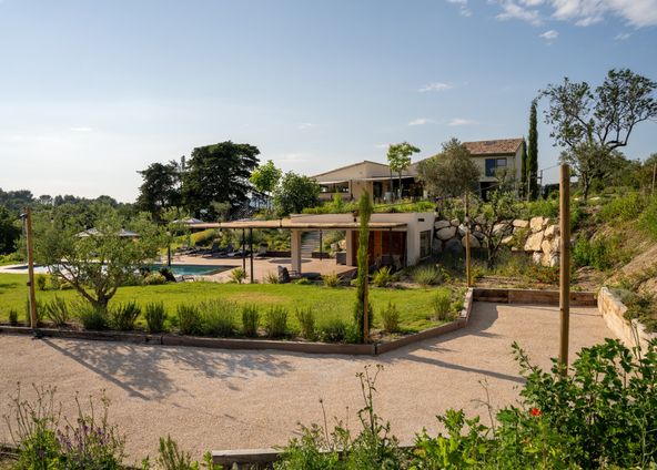 Provençal farmhouse in the middle of the vineyards