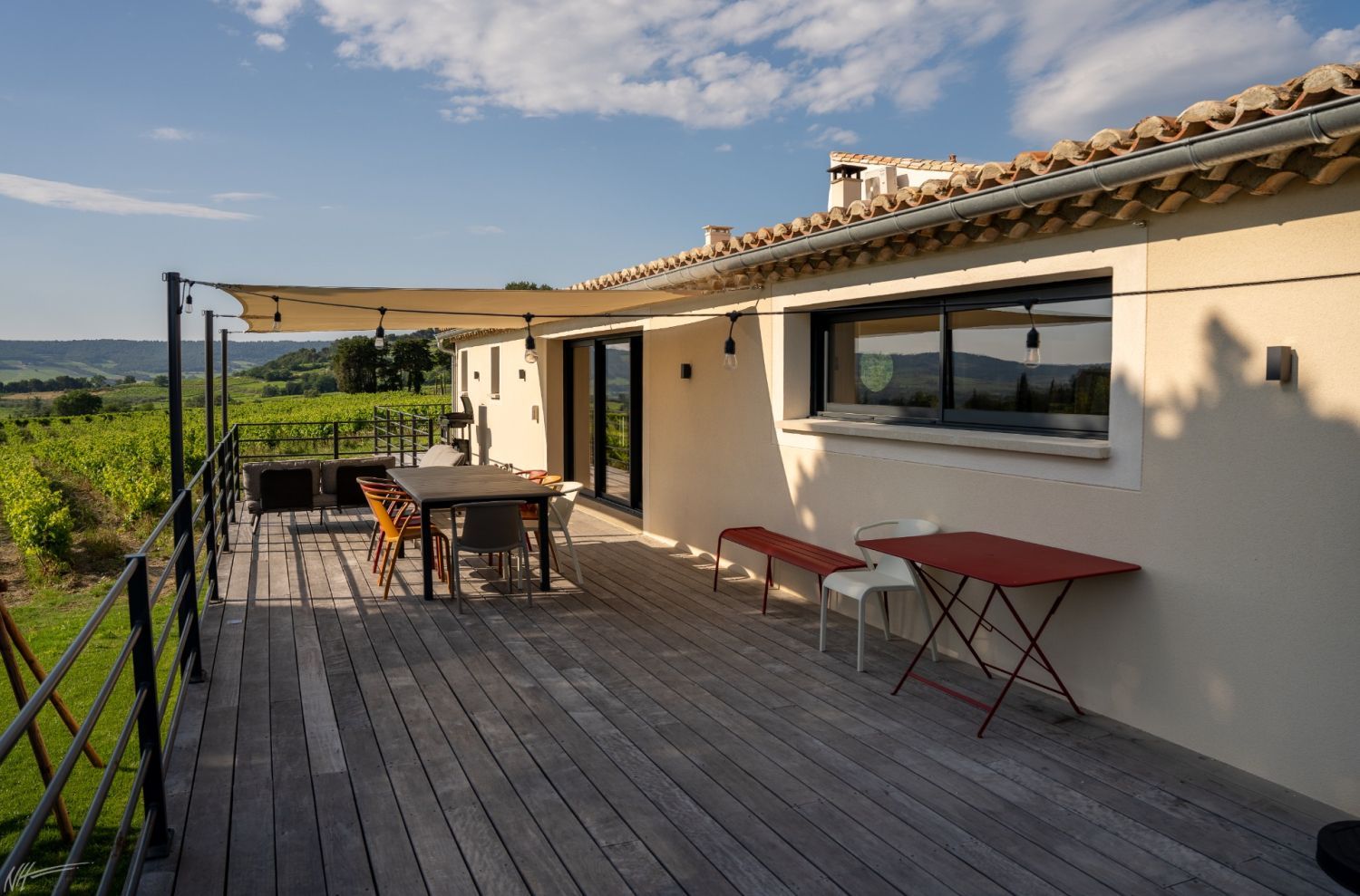 Mas provençal au milieu des vignes