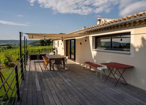 Provençal farmhouse in the middle of the vineyards