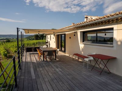 Mas provençal au milieu des vignes