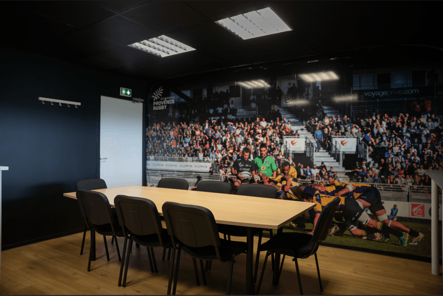 Salle de réunion au cœur d'un stade de haut niveau