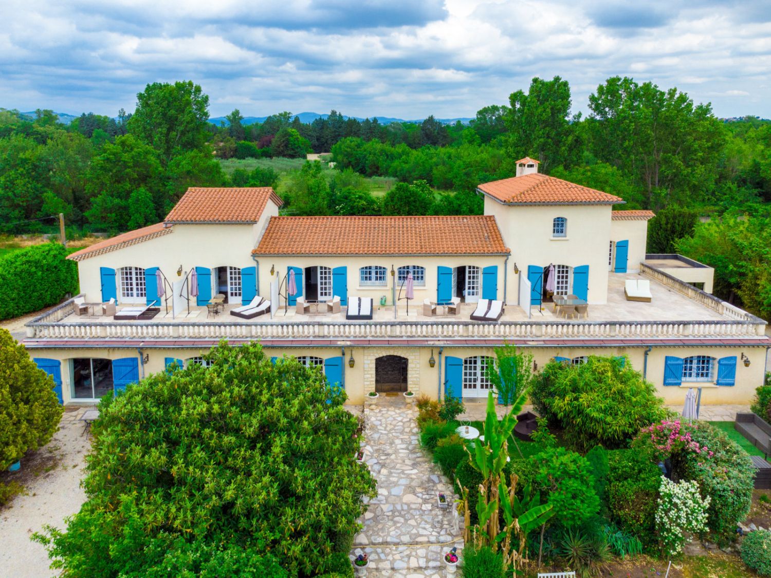 Residence with park, swimming pool and terraces