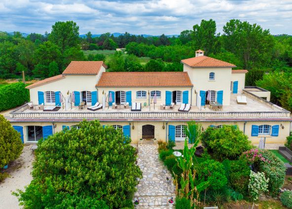 Residence with park, swimming pool and terraces