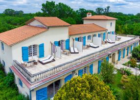 Residence with park, swimming pool and terraces