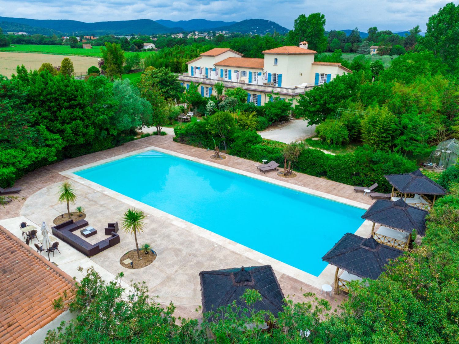Residence with park, swimming pool and terraces