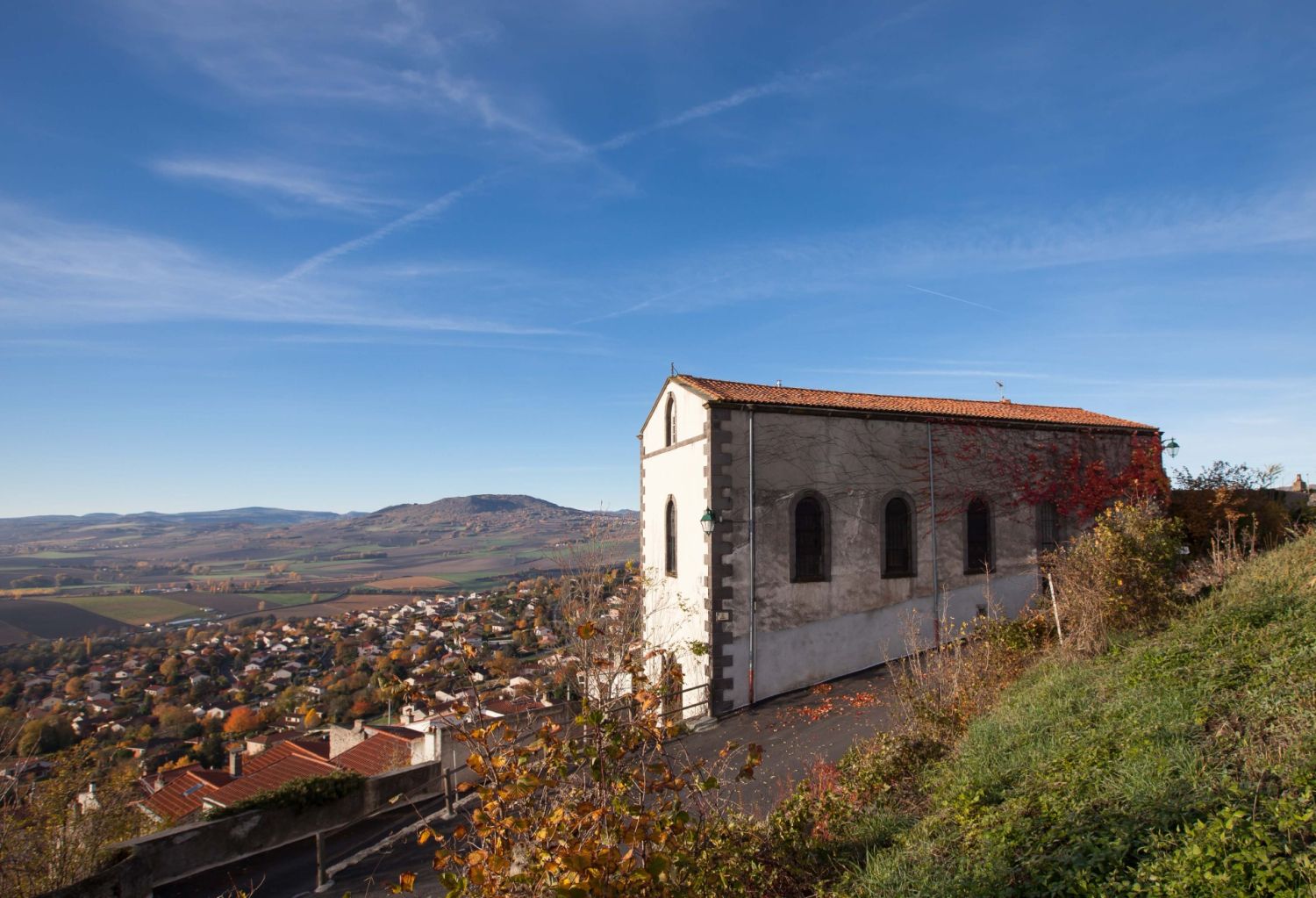 A chapel turned loft with a view of the Auvergne volcanoes
