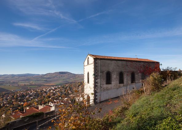 A chapel turned loft with a view of the Auvergne volcanoes