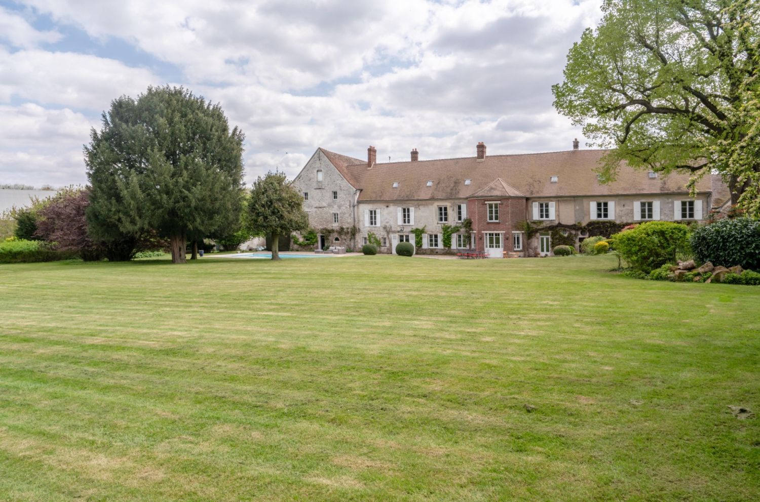 House full of charm with 800 m² of garden, swimming pool, tennis