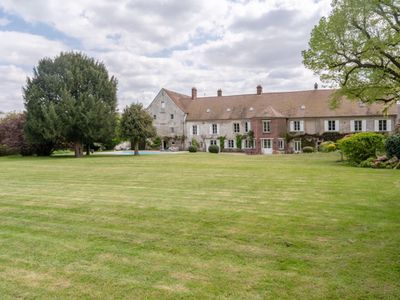 House full of charm with 800 m² of garden, swimming pool, tennis