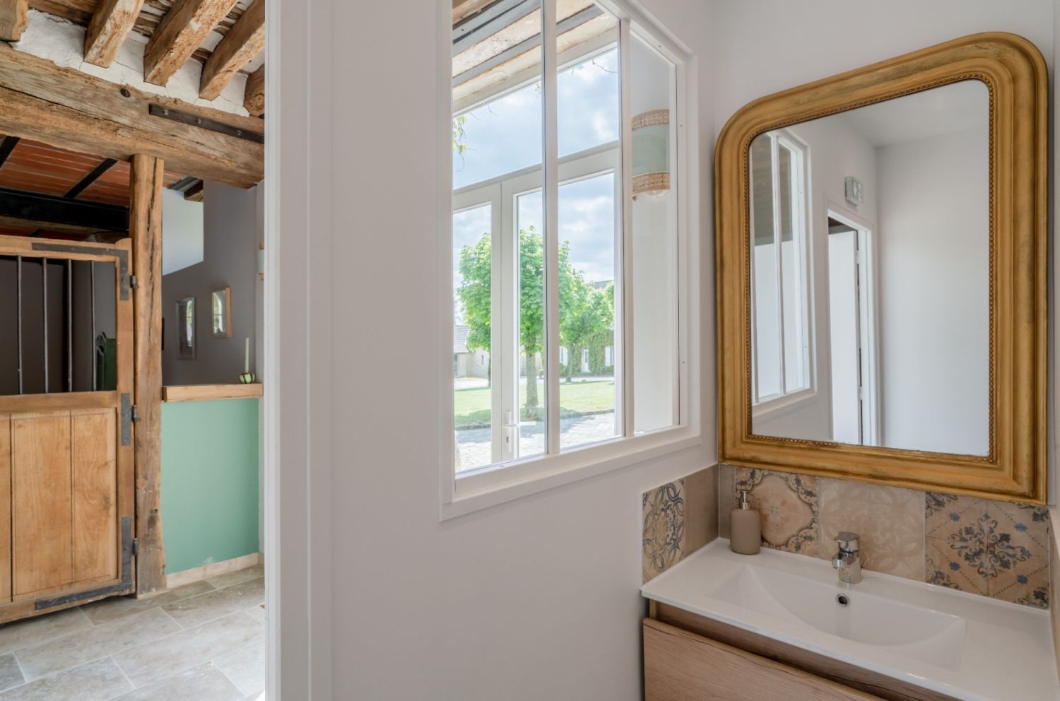 House full of charm with 800 m² of garden, swimming pool, tennis