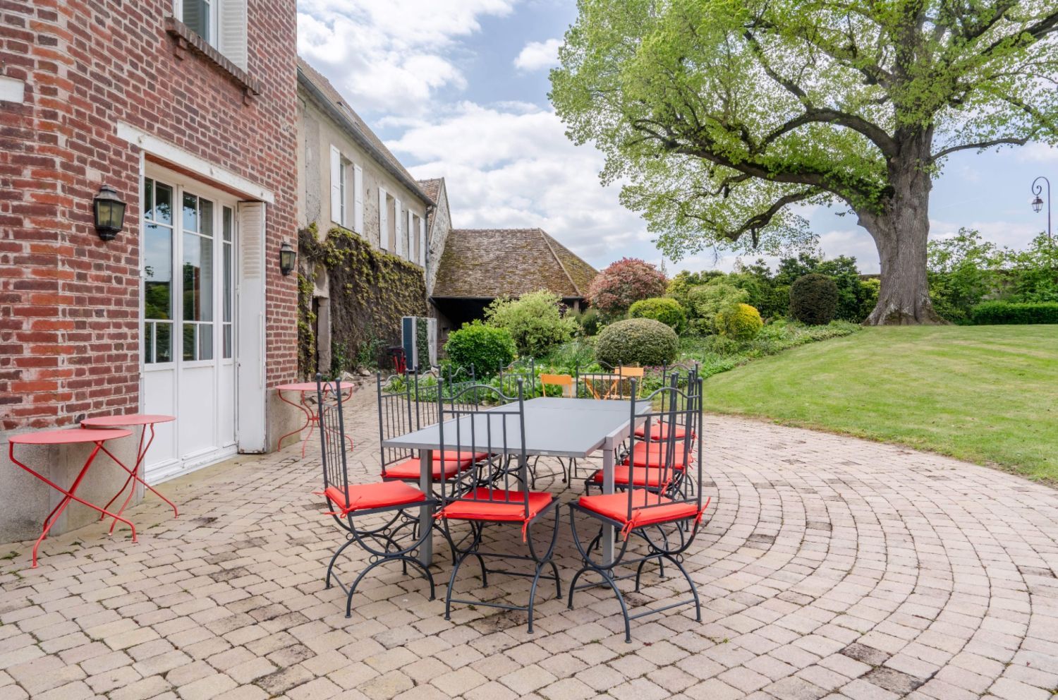 House full of charm with 800 m² of garden, swimming pool, tennis