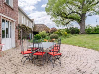 House full of charm with 800 m² of garden, swimming pool, tennis