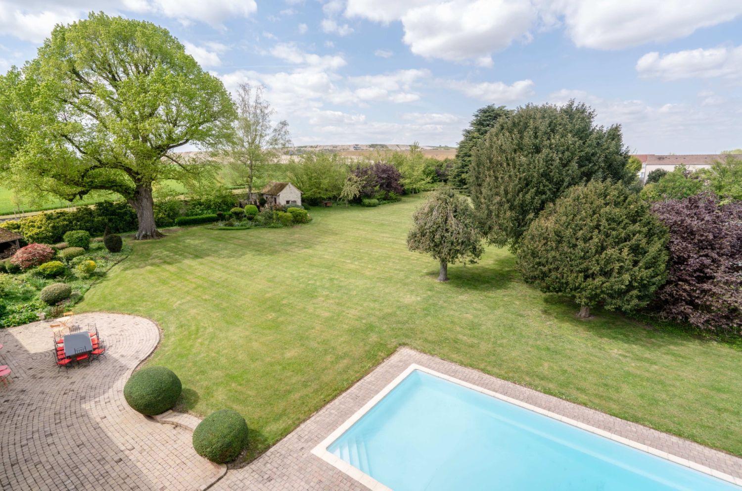 House full of charm with 800 m² of garden, swimming pool, tennis