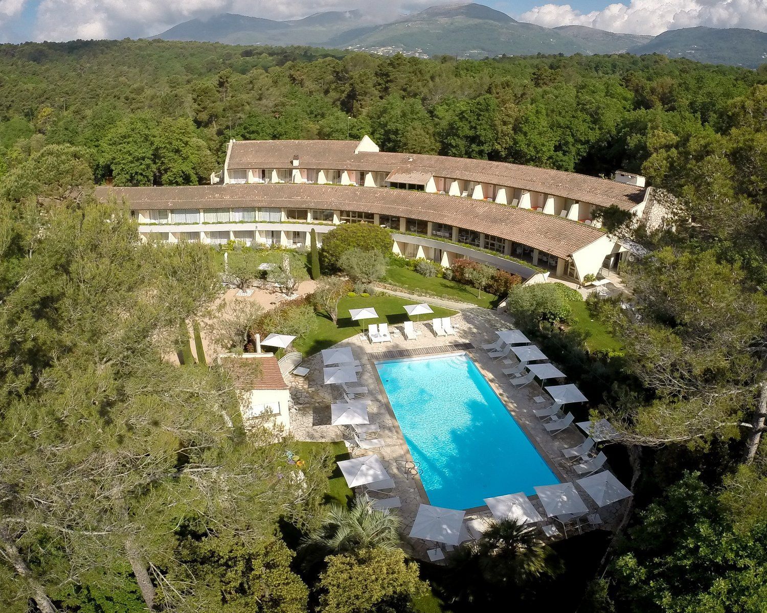Restaurant & terrace nestled in the Vençoise hills