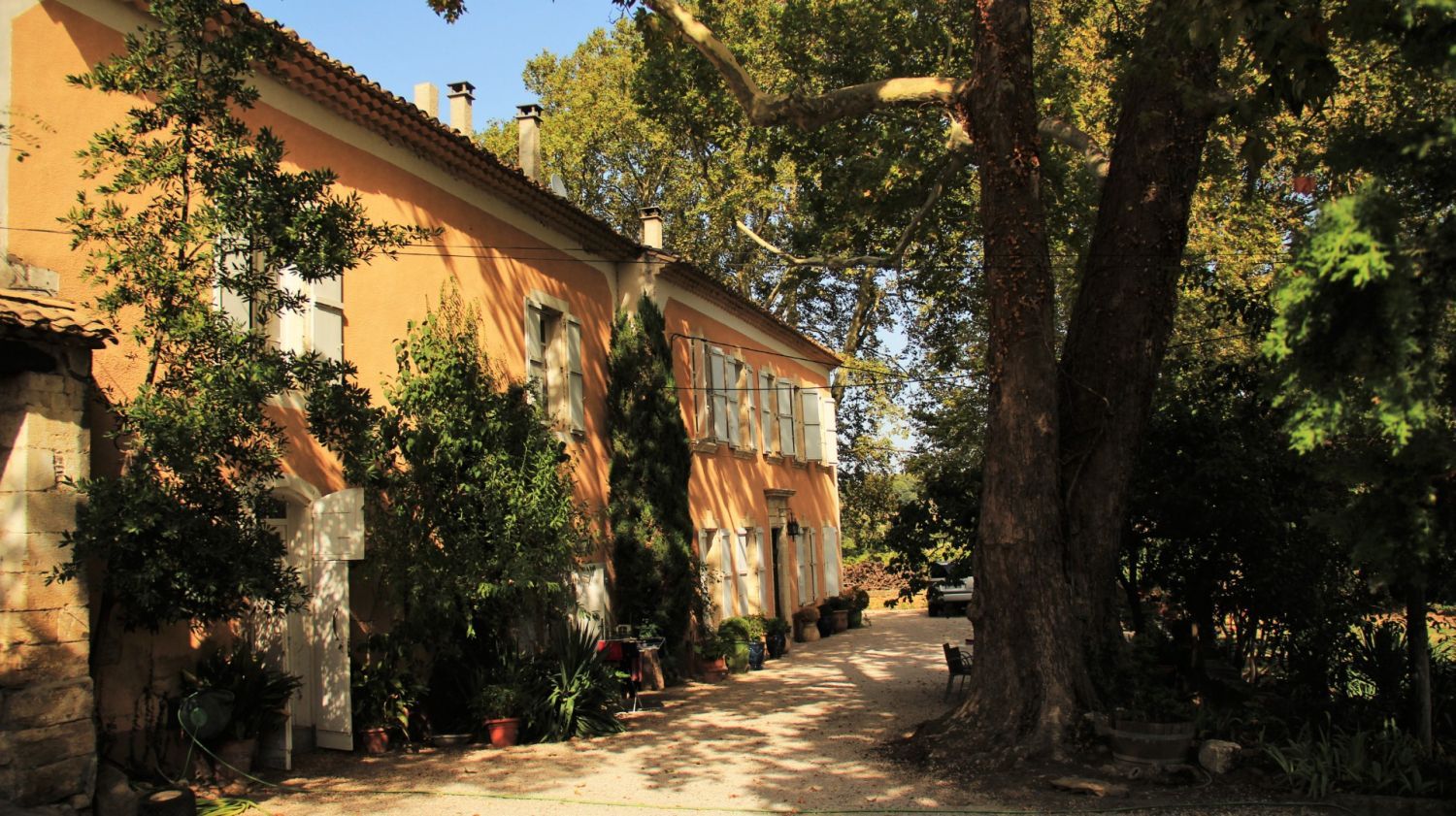 Mas provençal du 18ème siècle avec chapelle et vignes