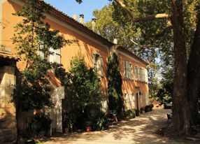 18th century Provençal farmhouse with chapel and vineyards